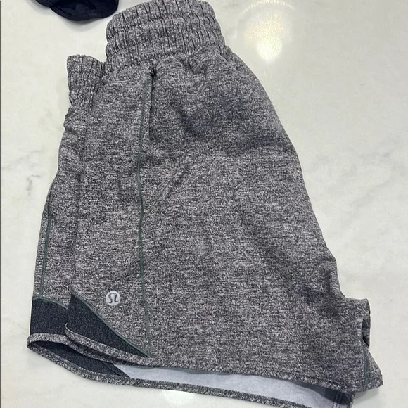 Lululemon Hotty Hot HR shorts 4” sz 4. Heather black - Picture 3 of 3